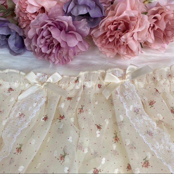 Retro Cream Lingerie Set Top with Panties & Garter - Picture 12 of 15